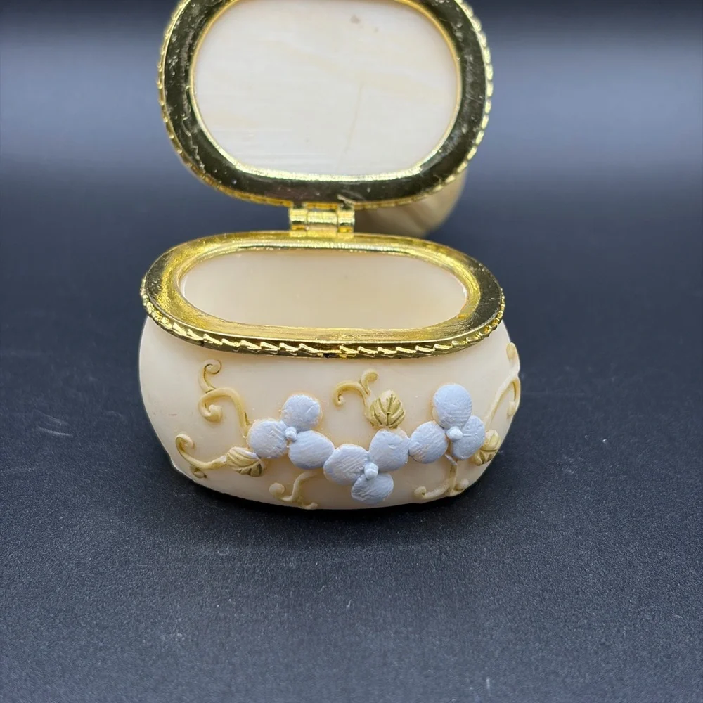 ***NOT AVAILABLE*** Precious Moments Little Boy With Cross Trinket Box - Picture 7 of 12